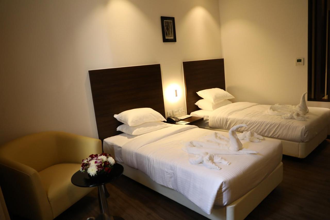 Yn Hotels Бангалор Экстерьер фото
